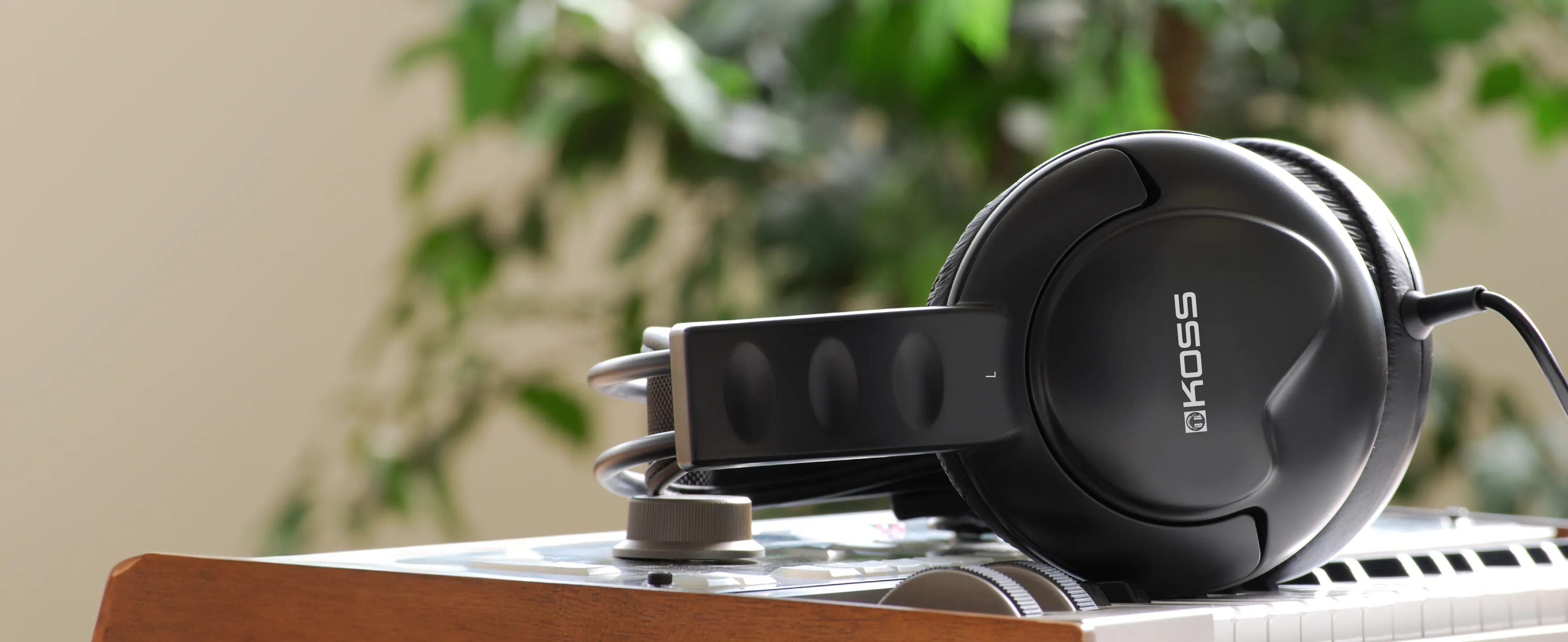 Koss UR20 Over-Ear Headphones Review & Ranking image 8